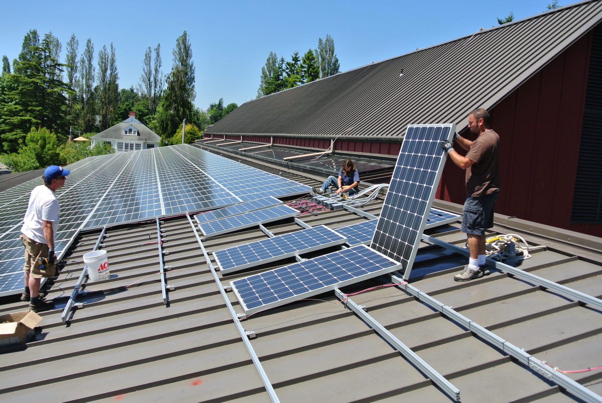 Cómo instalar soportes de techo para paneles solares