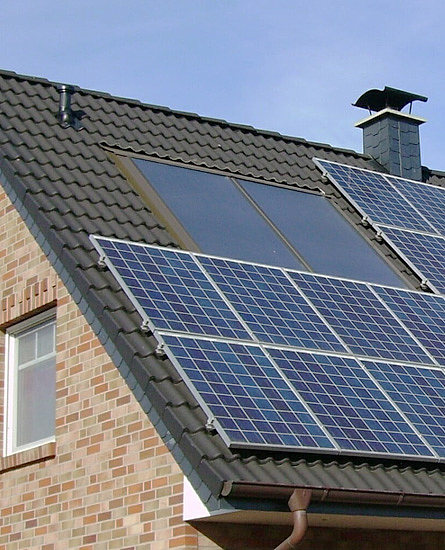 Sistema de montaje de soporte solar para soportes de paneles solares con techo de tejas