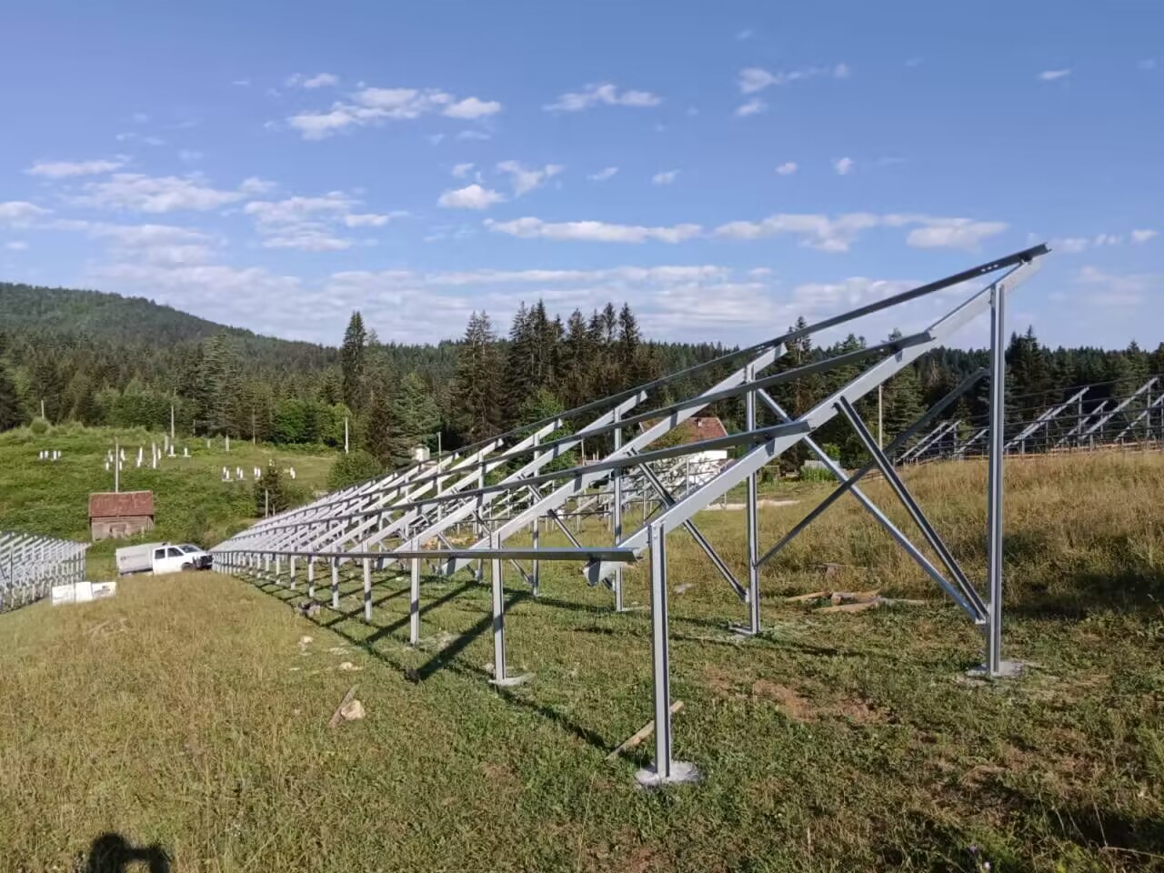 ¿Qué materiales se utilizan principalmente para los soportes solares? 